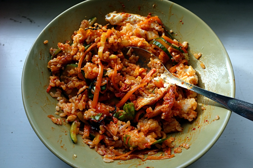 Для корейской кулинарной культуры важно, чтобы еда состояла не только из основного вещества, но также из ряда небольших блюд, которые можно было бы бросить в порцию, обслуживающую центр, или даже щелкнуть по этой стороне